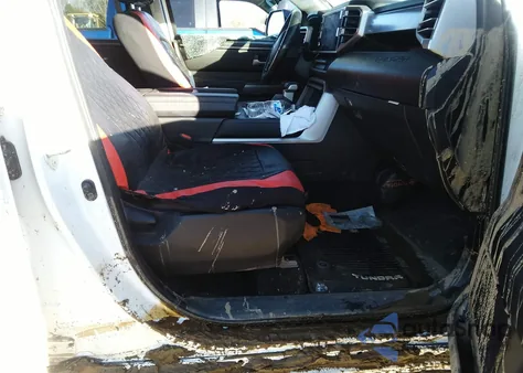 2023 Toyota Tundra Crewmax Sr z USA, uszkodzony, nr VIN 5TFLA5DBXPX109117